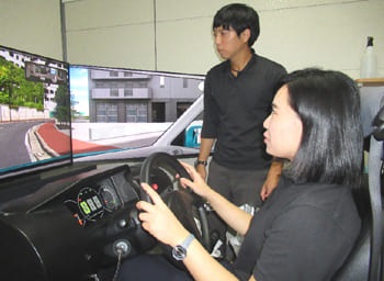 神戸西インター自動車学校のシミュレーター