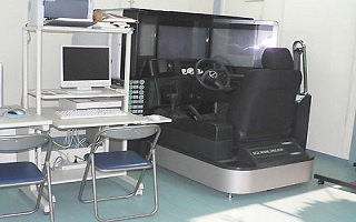 南海自動車学校のシミュレーター