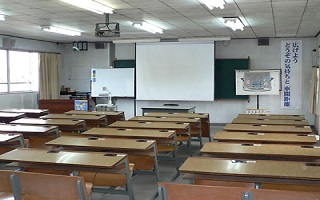 南海自動車学校の視覚視聴室