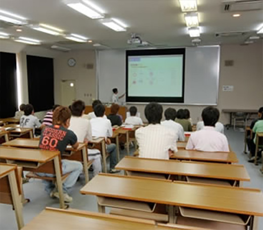 日本海自動車学校の学科教室