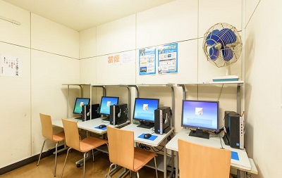 瀬高自動車学校のパソコン室
