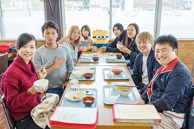 鳥取県中央自動車学校の食事の様子