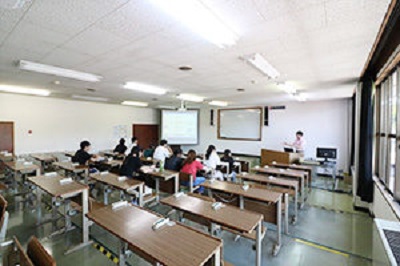 安来自動車教習所の学科教室 class=
